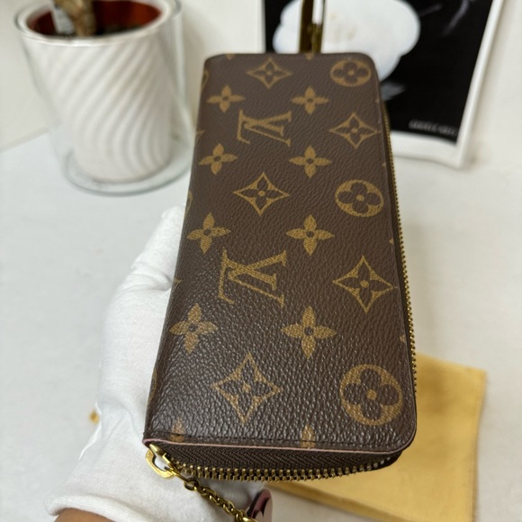 LOUIS VUITTON Monogram Clemence Zippy Wallet with flower charm - Picture 2 of 13
